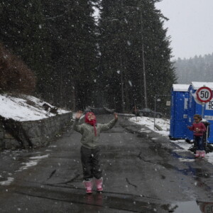 GERMANY. AUSTRIA. Wegscheid border post. November 2015. Syrian refugees at Austrian/German border, waiting to cross to Bavaria. The girl is still on the Austrian side. © Thomas Dworzak/Magnum Photos