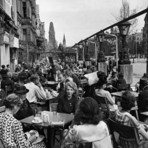 Robert Capa. Café Wien, Kurfürstendamm, Berlin, August/September 1945 © International Center of Photography/Magnum Photos