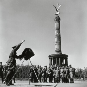 Robert Capa. Sowjetische Soldaten vor der Siegessäule, Berlin, August/September 1945 © International Center of Photography/Magnum Photos