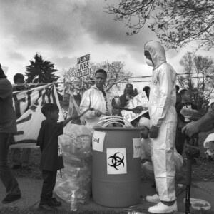 LaToya Ruby Frazier, Flint Students and Community Members Outside Northwestern High School (Est. 1964) Awaiting the Arrival of President Barack Obama, May 4, 2016, Flint, Michigan, II, 2016-2017. Silbergelatineabzug, 50.8 x 61 cm © LaToya Ruby Frazier. Mit freundlicher Genehmigung durch die Künstlerin und Gladstone Gallery. 8. Triennale der Photography Hamburg, Kunstverein in Hamburg.