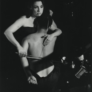 Peter Moore, Moorman und Paik führen Human Cello während John Cages 26’1.1499” for a String Player auf, Café au Go Go, New York, 4. Oktober 1965 © Estate of Nam June Paik Photograph by Peter Moore; Peter Moore Photography Archive, Charles Deering McCormick Library of Special Collections, Northwestern University Libraries; © Northwestern University.