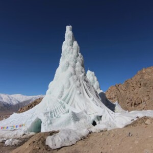 Eisstupa im Himalaya © Lobzang Dadul, Courtesy of Sonam Wangchuk